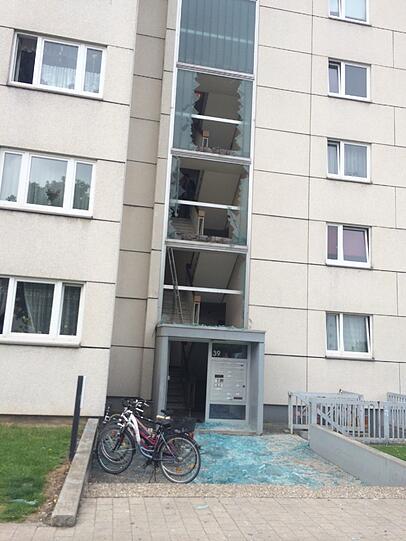 Kurz nach der Explosion: Scherben liegen am Samstagmittag vor dem Haus am Römerhofweg in Garching.