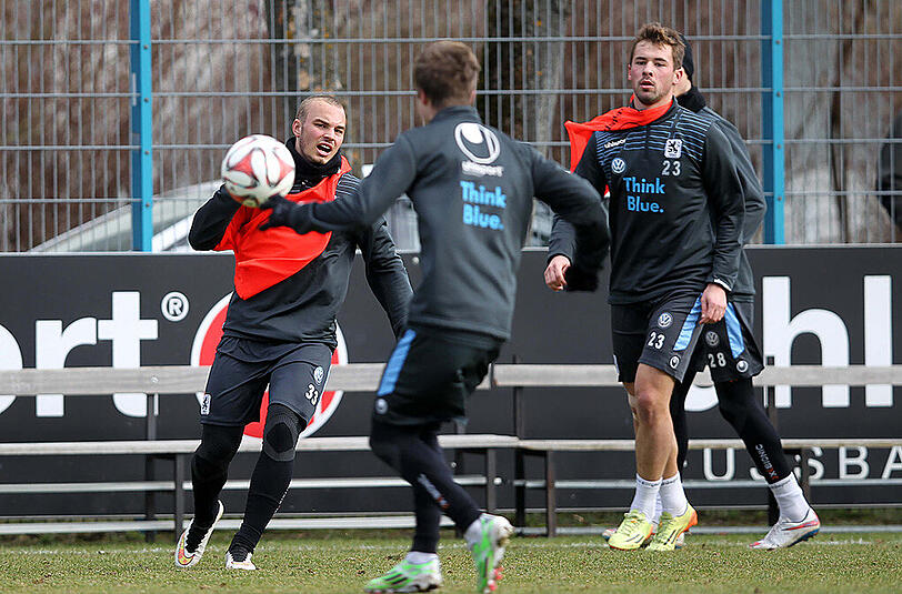 Während Löwen-Trainer Markus von Ahlen die Mannschaft zum Training bat, absolvierten Knipser Rubin Okotie, Daylon Claasen, Dominik Stahl und Stephan Hain eine individuelle Einheit.