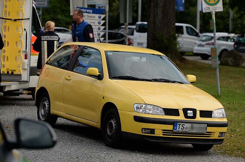 Eine 14 jährige wurde beim überqueren der Straße zum Bushäuschen von einem PKW erfasst und schwer Verletzt. Bilder der Unfallstelle.