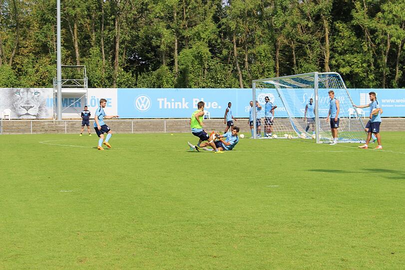 Schrecksekunde für Degenek beim Training am Freitag. Hier die Bilder vom Vormittagstraining.