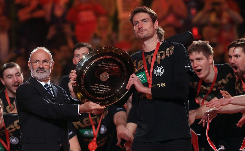Ausgelassen feiern die deutschen Handballer am Sonntagabend ihren EM-Titel in Krakau. Die Bilder.