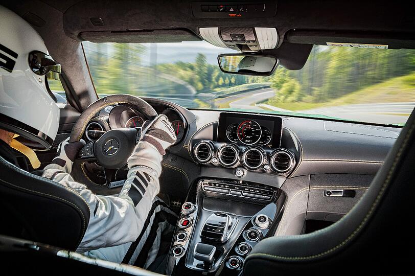 Die Hände fest am Steuer: Wenn es mit dem Mercedes-AMG um die Nordschleife geht, ist höchste Konzentration angesagt. Kein Wunder: Der Sportwagen leistet 585 PS, beschleunigt in 3,6 Sekunden von 0 auf 100 km/h und schafft 318 km/h Spitze.