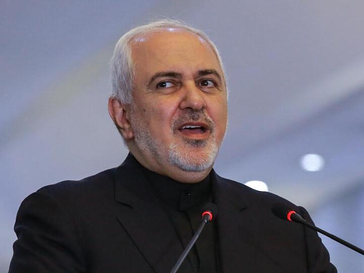 Irans Außenminister Jawad Sarif auf Twitter: "Wir haben die Überreste der US-Drohne in UNSEREN Gewässern geborgen."