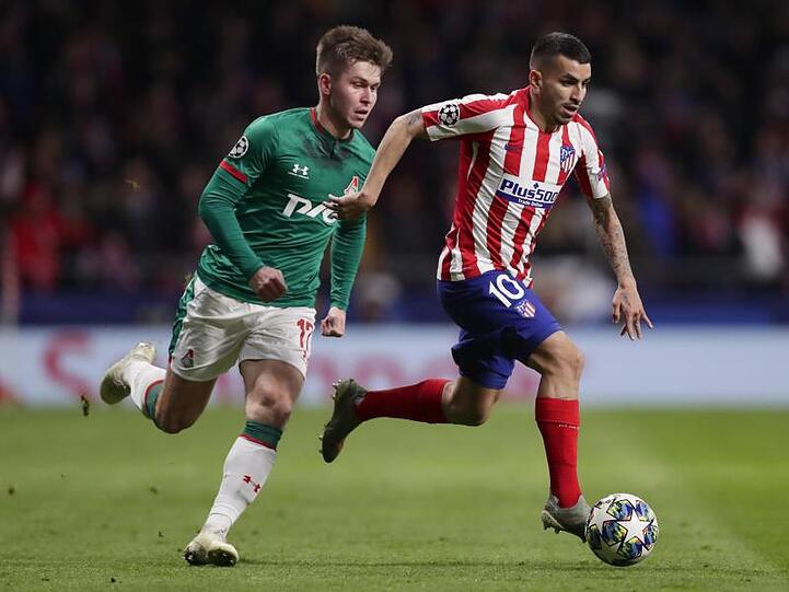 Angel Correa (r) von Atlético Madrid behauptet den Ball gegen Rifat Zhemaletdinov von Lokomotive Moskau.