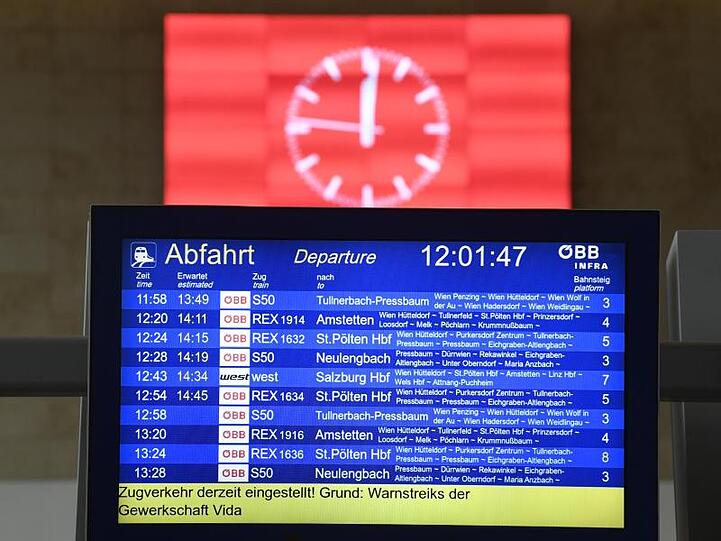 Eine Anzeigetafel am Wiener Westbahnhof informiert über den eingestellten Zugverkehr aufgrund von Warnstreiks.