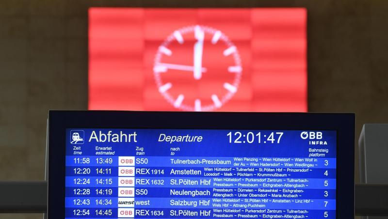 Eine Anzeigetafel am Wiener Westbahnhof informiert über den eingestellten Zugverkehr aufgrund von Warnstreiks. Eine Anzeigetafel am Wiener Westbahnhof informiert über den eingestellten Zugverkehr aufgrund von Warnstreiks.
