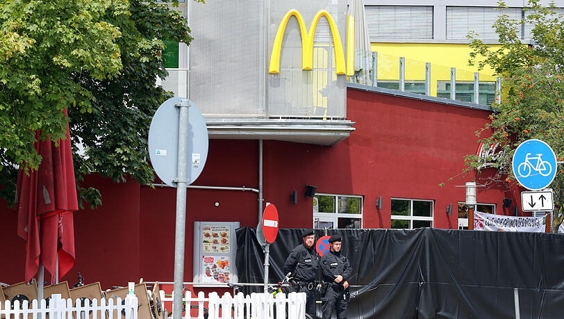 Der Tatort: Polizeibeamte am McDonald's. Der Tatort: Polizeibeamte am McDonald's.