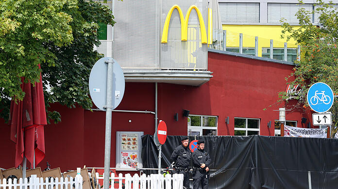 Der Tatort: Polizeibeamte am McDonald's.