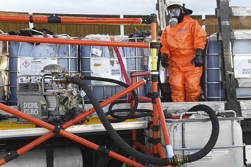 Einsatzkräfte mussten den Dünger aus den beschädigten Verhältnissen abpumpen.