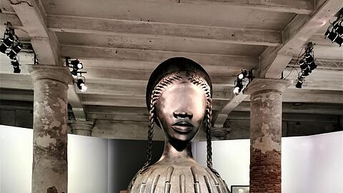 Simone Leighs imposante Figur "Brick House" von 2019 am Eingang des Arsenale.