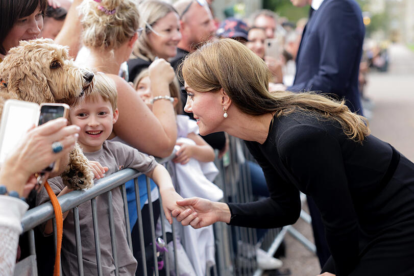 Die neue Princess of Wales ganz volksnah: Kate ist laut einer Umfrage aus dem Frühjahr bei den Briten noch beliebter als ihr Mann William.