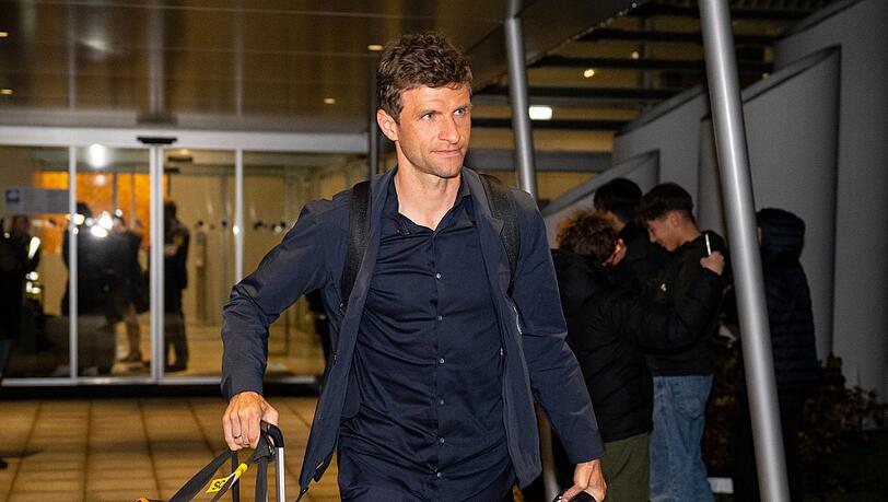 Nationalspieler Thomas Müller kommt am Flughafen München an.