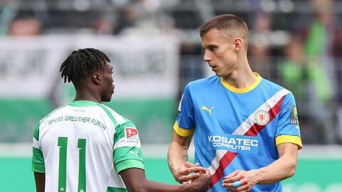 Der Fürther Dickson Abiama (l) und Filip Benkovic aus Braunschweig stehen nach dem Abpfiff auf dem Platz.