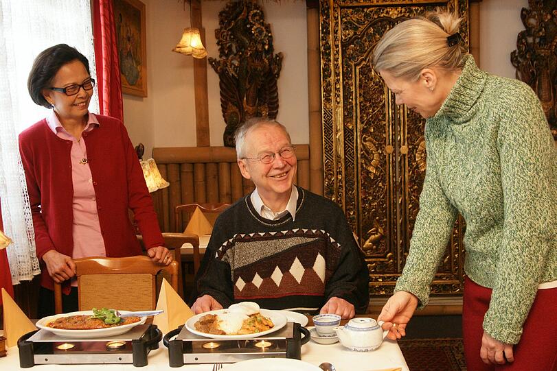 Ein gutes Restaurant machen für Helmut Pfleger nicht nur feine Gerichte, sondern auch sympathische Leute aus &ndash; wie hier im indonesischen &bdquo;Garuda&ldquo;.