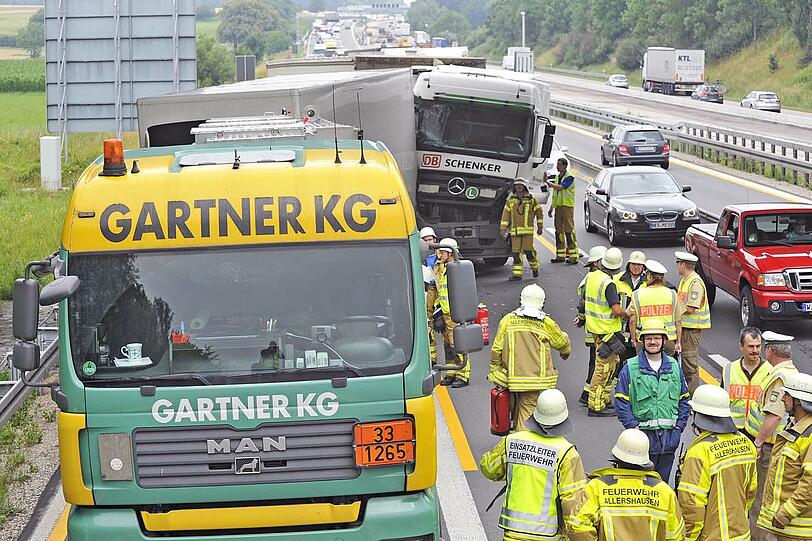 Drei Lkw fahren bei Allershausen im Baustellenbereich der A9 aufeinander auf. Zwei Fahrer werden dabei verletzt und die Fahrbahn muss zweitweise gesperrt werden, weshalb es zu kilometerlangen Staus kommt.