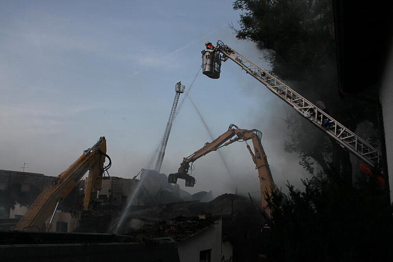 Aufräumarbeiten nach dem Mega-Brand in Heldenstein: Die Feuerwehr kann noch nicht aufatmen und kümmert sich um die Brandruine. Bei dem Feuer ist ein Schaden von etwa einer Million Euro entstanden.