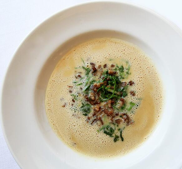 2. GANG Rote Linsensuppe mit Chili, Pak Choi und Schweinekinn: Einen indischen Anklang hat der Suppengang. Der Rosenduft des Weißweincuvées "Carmen" vom Weingut Klosterhof unterstützt das.