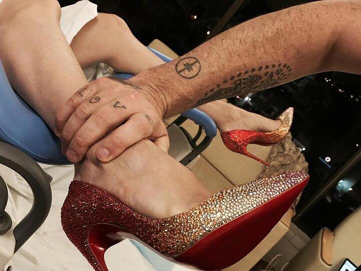Robbie Williams hält das Bein seiner Frau Ayda Field. Schon bald werden die beiden zum zweiten Mal Eltern.