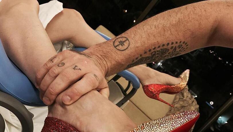 Robbie Williams hält das Bein seiner Frau Ayda Field. Schon bald werden die beiden zum zweiten Mal Eltern. Robbie Williams hält das Bein seiner Frau Ayda Field. Schon bald werden die beiden zum zweiten Mal Eltern.
