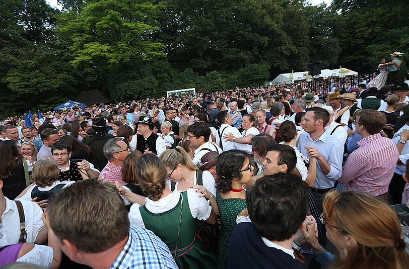 Der Kocherlball am Chinesischen Turm: die schönsten Bilder vom Tanzen im Englischen Garten.