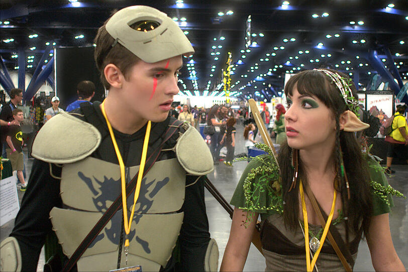 Neil (Michael Johnston) und Julia (Hannah Marks) verlieben sich ineinander.
