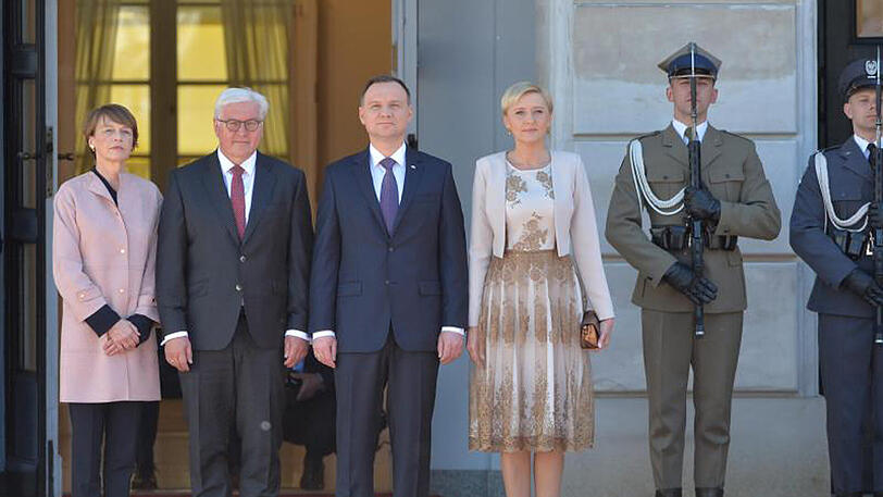 Polens Präsident Andrzej Duda (3.v.l) und seine Ehefrau Agata Kornhauser-Duda empfangen Bundespräsident Frank-Walter Steinmeier und seine Ehefrau Elke Büdenbender (l) im Präsidentenpalast in Warschau.
