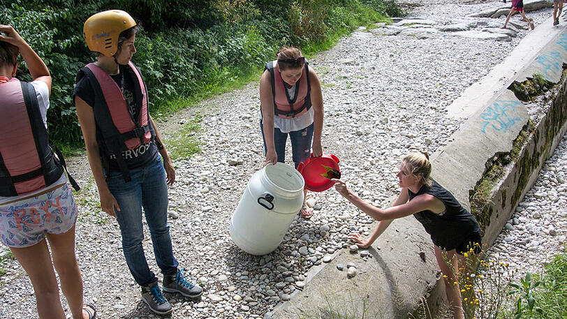 Reichlich Müll sammelten die freiwilligen Helfer am Sonntag auf der Isar ein. Die Bilder der RamaDama-Aktion.