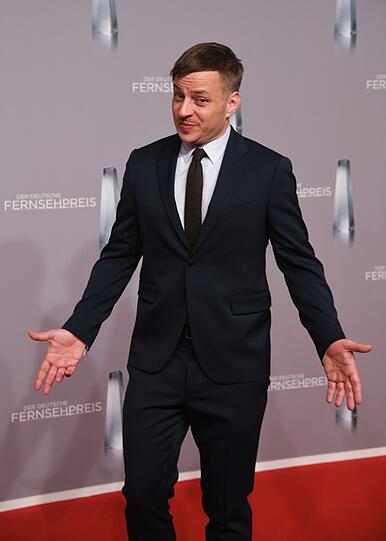 Schauspieler Tom Wlaschiha kommt zur Verleihung des Deutschen Fernsehpreis 2019.