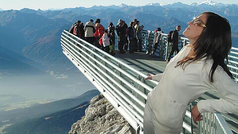 Besucher auf dem Dachstein Skywalk