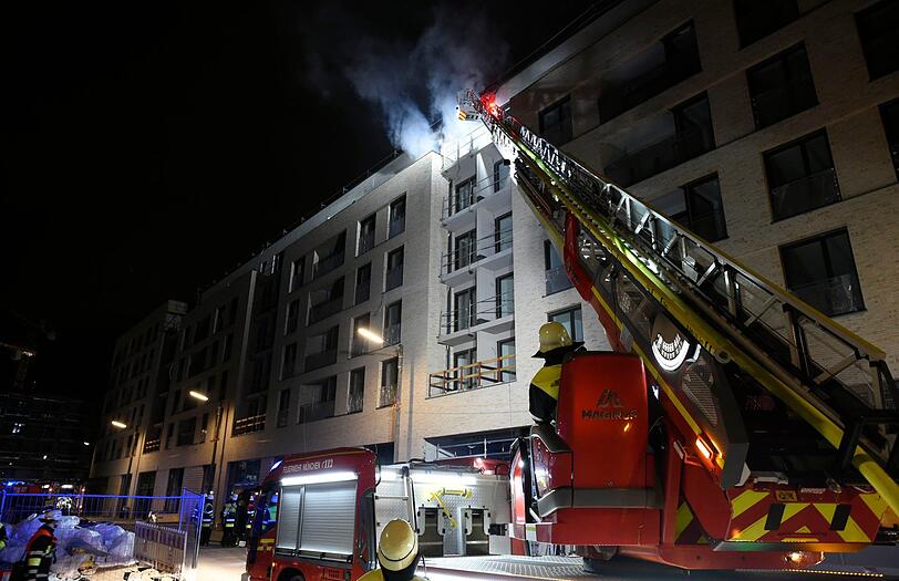 Die Feuerwehr löscht den Brand in dem Rohbau in Bogenhausen.