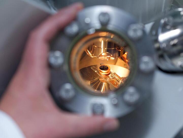Im Labor wird an einer Batteriezelle geforscht. Foto: Friso Gentsch/Archivbild