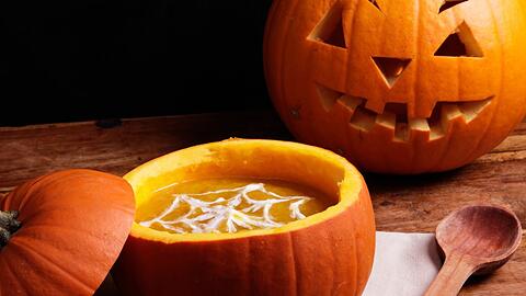 Eine Kürbissuppe darf an Halloween nicht fehlen.
