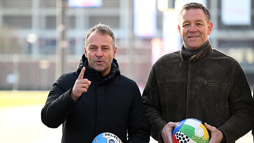 Fußball-Bundestrainer Hansi Flick (l) und Handball-Bundestrainer Alfred Gislason stehen zusammen.
