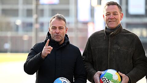 Fußball-Bundestrainer Hansi Flick (l) und Handball-Bundestrainer Alfred Gislason stehen zusammen.