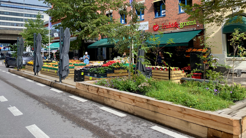 In Oslo nutzen auch Händler die Parkplätze als Auslage für ihre Waren. Außerdem werden dort die Parklets, wie die Möbel auch in München heißen, aufwendiger bepflanzt als hier.