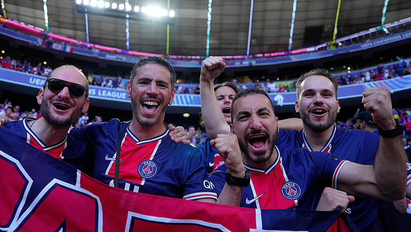 Bestgelaunte PSG-Fans in der Arena. Bestgelaunte PSG-Fans in der Arena.