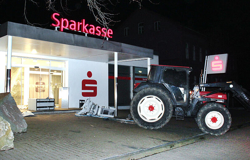 Soest in NRW: Ein Traktor steht vor einer Sparkasse. Mit Stahlseil und Trecker haben Diebe in der Nacht versucht, einen Geldautomaten samt Tresor aus der Wand zu rei&szlig;en. Den Trecker hatten die Unbekannten von einem Bauernhof gestohlen.