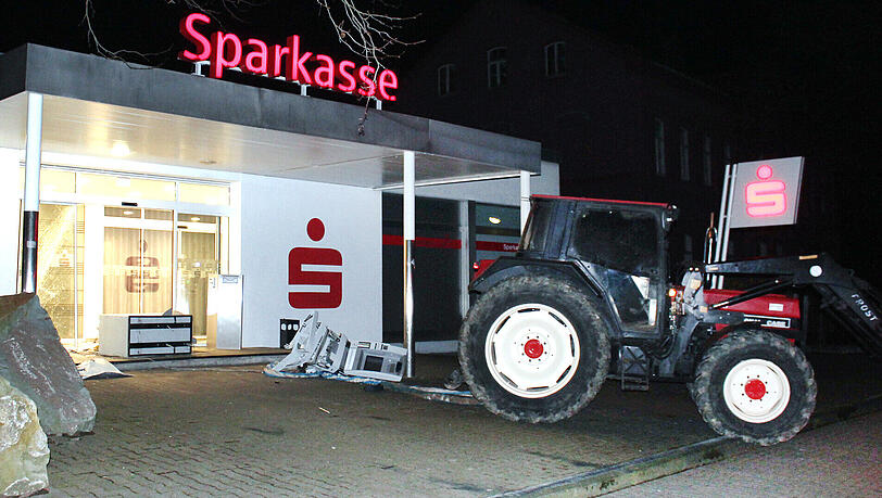 Soest in NRW: Ein Traktor steht vor einer Sparkasse. Mit Stahlseil und Trecker haben Diebe in der Nacht versucht, einen Geldautomaten samt Tresor aus der Wand zu rei&szlig;en. Den Trecker hatten die Unbekannten von einem Bauernhof gestohlen.