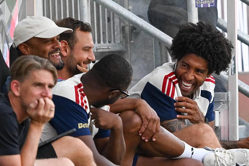 Haben wewinen guten Draht zueinander: Bayerns Cheftrainer Vincent Kompany (l.h.) und U23-Coach Dante. Im Vordergrund: Sportdirektor Christoph Freund.