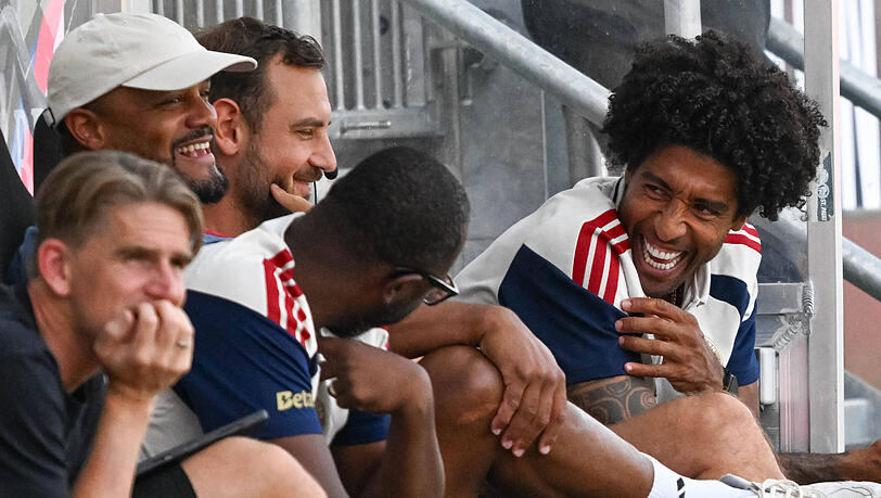 Haben wewinen guten Draht zueinander: Bayerns Cheftrainer Vincent Kompany (l.h.) und U23-Coach Dante. Im Vordergrund: Sportdirektor Christoph Freund. Haben wewinen guten Draht zueinander: Bayerns Cheftrainer Vincent Kompany (l.h.) und U23-Coach Dante. Im Vordergrund: Sportdirektor Christoph Freund.