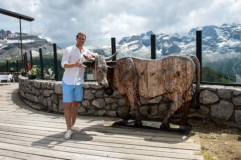 Manuel Neuer in den Bergen: Er nutzt den trainingsfreien Montagvormittag und lässt sich im schönen Bergpanorama ablichten.