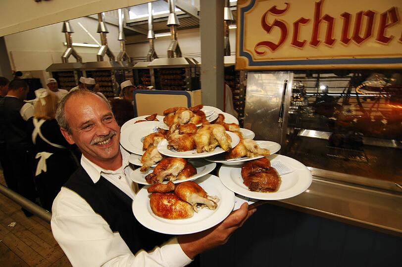 Essen & Trinken: 2013 tranken die Gäste 7,7 Millionen Maß Bier. Dazu verzehrten sie gut 482 000 Brathähnchen, knapp 113 000 Paar Schweinswürste, mehr als 78 000 Stück Schweinshaxen und 85 Kälber.