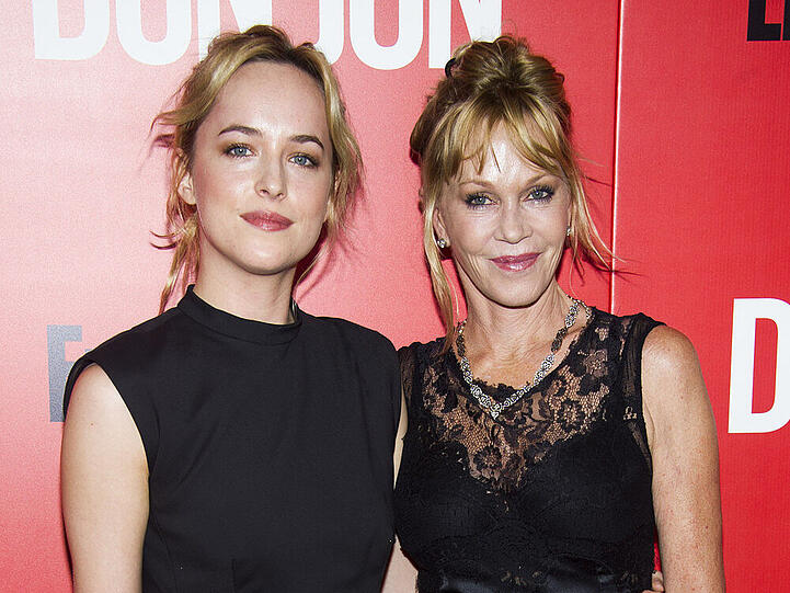 Dakota Johnson (links) zusammen mit ihrer Mutter Melanie Griffith (rechts)