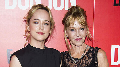 Dakota Johnson (links) zusammen mit ihrer Mutter Melanie Griffith (rechts)