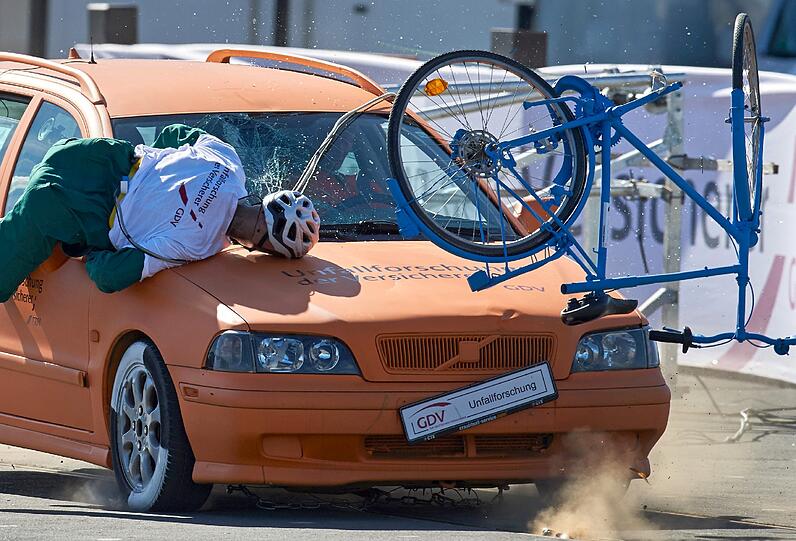 Forscher fordern den vermehrten Einbau von Notbremsassistenten um Unfälle mit Fahrradfahrern in der Realität zu vermeiden.