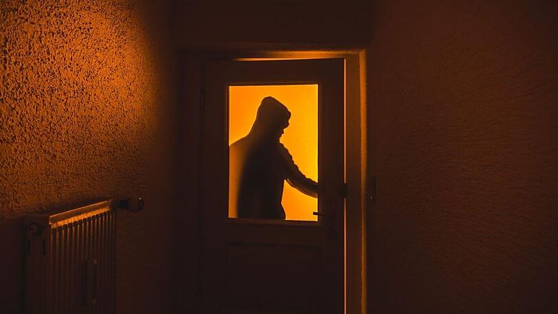 In Taufkirchen erwischt die Polizei einen Mann in einer fremden Wohnung, dieser entpuppte sich am Ende aber nicht als Einbrecher. (Symbolbild)