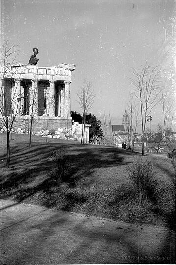 Die noch arg lädierte Ruhmeshalle &ndash; es gibt noch viel zu tun. Die Paulskirche (hinten) ist schon wieder intakt.