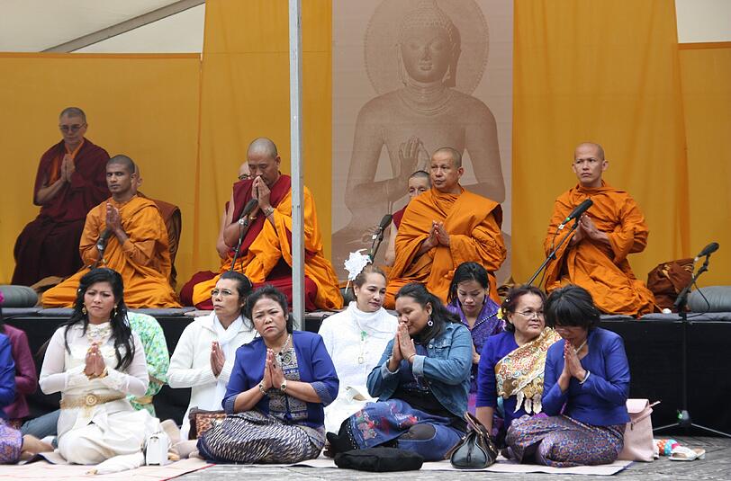 Ein buddhistisches Fest kann man im Westpark erleben.