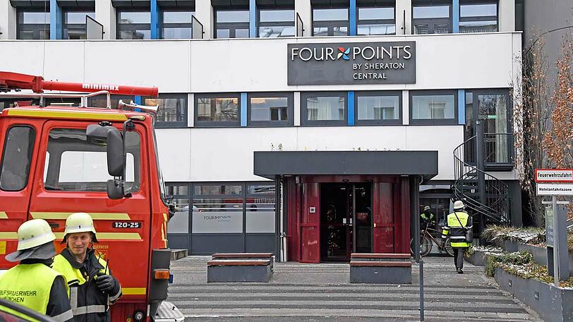 Nur zwölf Stunden nach dem ersten Brand, musste die Feuerwehr erneut zum Hotel in der Schwanthalerstraße ausrücken. Die Bilder vom Einsatz am Freitagmittag.