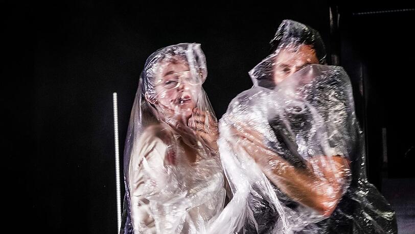 Carolin Hartmann und Jonathan Müller in "Indien". Carolin Hartmann und Jonathan Müller in "Indien".